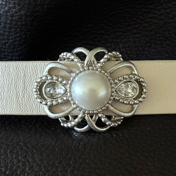 Lia Sophia Leather Strap Bracelet. - Picture 1 of 4